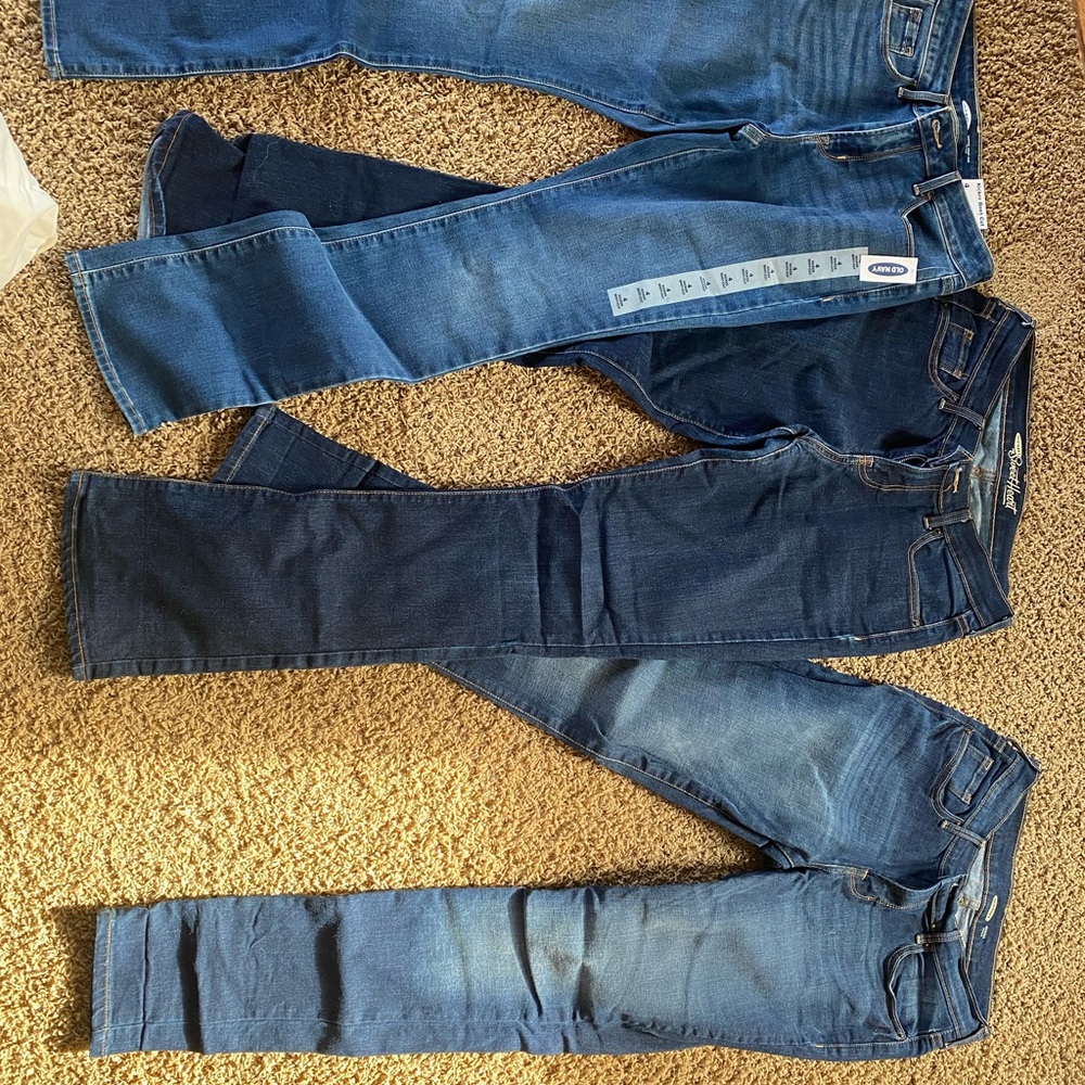Old Navy women's size 4 jeans. 4 pairs in this for one price